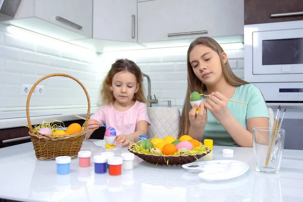 Mutlu Paskalyalar. Paskalya yumurtalarını boyayan iki kardeş. Mutlu aile çocukları Paskalya için hazırlanıyor. Paskalya günü tavşan kulağı takan şirin bir kız çocuğu.. — Stok fotoğraf