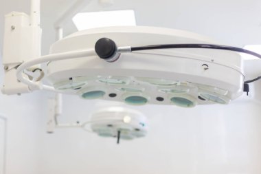 Hastanedeyiz. Cerrah ameliyathanede ameliyat yapar. Ameliyathanede cerrahi lamba ve tıbbi aletler var. Tıptaki son teknoloji.