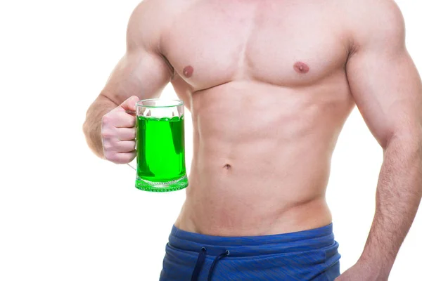 St. Patricks day. A muscular man in a green hat holds a mug of ale and beer. Isolated white background. ABS. — Stock Photo, Image