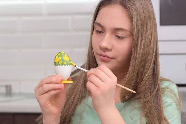 Feliz Pascua. Chica pintando huevos de Pascua. Felices hijos de familia preparándose para Pascua. Linda niña pequeña con orejas de conejo en el día de Pascua — Foto de Stock