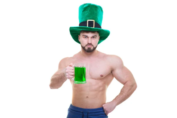 День Святого Патрика. Мускулистый человек в зеленой шляпе держит кружку эля и пива. Изолированный белый фон. ABS . — стоковое фото