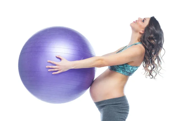 Portret van een mooie jonge zwangere vrouw oefeningen met fitball. Trainen en fitness, zwangerschaps concept. Geïsoleerde witte achtergrond. — Stockfoto