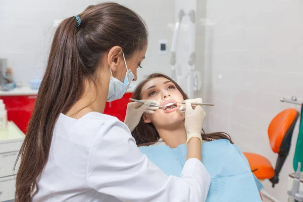 Dal dentista. Dentista femminile in azione — Foto Stock