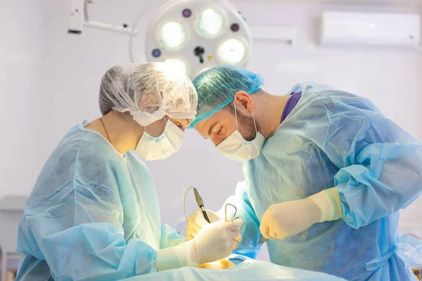 Hospital. Surgeon operates in the operating room. Surgeons save life to the injured. — 스톡 사진