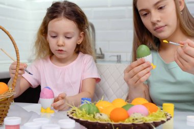 Mutlu Paskalyalar. Paskalya yumurtalarını boyayan iki kardeş. Mutlu aile çocukları Paskalya için hazırlanıyor. Paskalya günü tavşan kulağı takan şirin bir kız çocuğu..