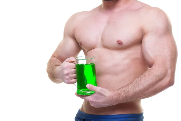 Dia de St. Patricks. Um homem musculoso de chapéu verde segura uma caneca de cerveja e cerveja. Fundo branco isolado. ABS . — Fotografia de Stock