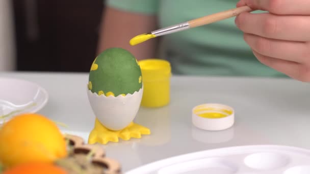 Feliz Pascua. Chica pintando huevos de Pascua. Felices hijos de familia preparándose para Pascua. Linda niña pequeña con orejas de conejo en el día de Pascua Primer plano — Vídeo de stock