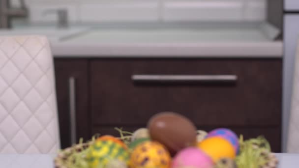 Buona Pasqua. Uovo di cioccolato. Una bambina con le orecchie da coniglio si presenta da dietro le uova di Pasqua. Felice famiglia bambini che si preparano per Pasqua. Carino bambina che indossa orecchie di coniglio il giorno di Pasqua . — Video Stock