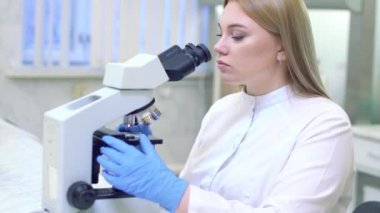 Bir grup bilim adamı ileri teknoloji kullanarak bir bilimsel laboratuvarda araştırma yapıyor.