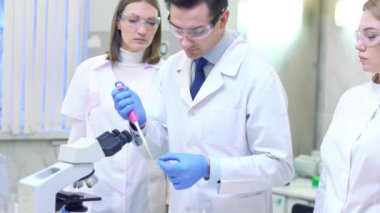 Bir grup bilim adamı ileri teknoloji kullanarak bir bilimsel laboratuvarda araştırma yapıyor.