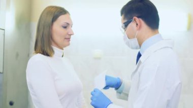 Bir tıp laboratuarında DNA testi yapan bir laboratuvar çalışanı. İnsanlarda DNA örneklemesinin uygulanması