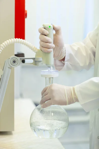 Spezialausrüstung in einem wissenschaftlichen Labor. Wasseraufbereitung. Destillation. — Stockfoto