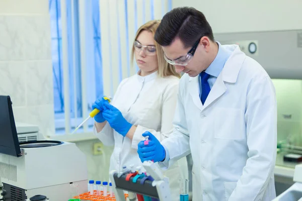 En grupp forskare bedriver forskning i ett vetenskapligt laboratorium med hjälp av avancerad teknik. — Stockfoto