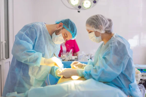 No hospital. O cirurgião opera na sala de operações. Prestar assistência médica ao paciente . — Fotografia de Stock