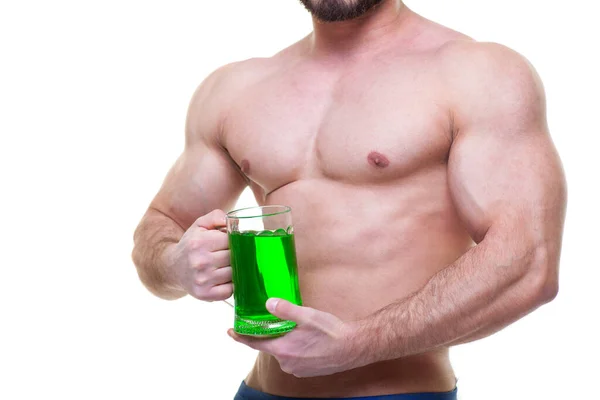 Día de San Patricio. Un hombre musculoso con un sombrero verde sostiene una taza de cerveza y cerveza. Fondo blanco aislado. ABS . — Foto de Stock