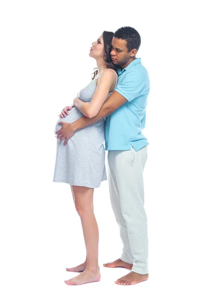 Mladý černoch pomáhá své bílé ženě s bolestí při narození s koulí. Narození partnerný, doručený. Izolované bílé pozadí. — Stock fotografie