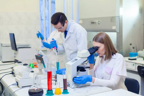 Un grupo de científicos realiza investigaciones en un laboratorio científico utilizando tecnología avanzada. —  Fotos de Stock