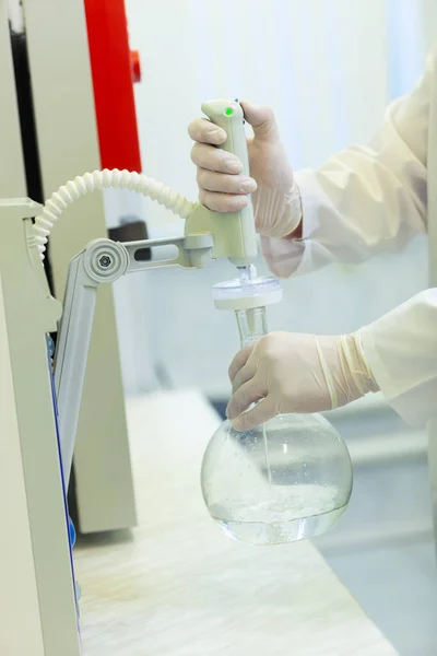 Speciální vybavení ve vědecké laboratoři. Čištění vody. Destilace. — Stock fotografie