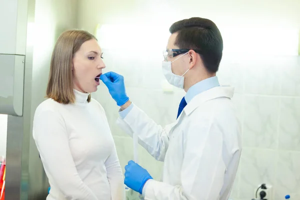 Laborangestellte, die einen Vaterschaftstest in einem medizinischen Labor durchführt. Durchführung von dna-Probenahmen beim Menschen — Stockfoto