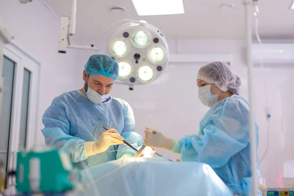 No hospital. O cirurgião opera na sala de operações. Médicos fazem todo o possível para tratar o paciente após um acidente . — Fotografia de Stock