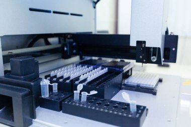 Bir grup bilim adamı ileri teknoloji kullanarak bir bilimsel laboratuvarda araştırma yapıyor..