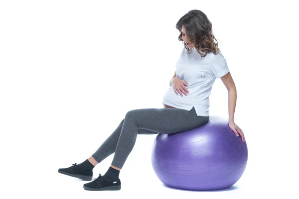 Πορτρέτο μιας όμορφης νεαρής εγκύου γυναίκα ασκήσεις με Fitball. Γυμναστική, ιδέα εγκυμοσύνης. Απομονωμένο λευκό φόντο. — Φωτογραφία Αρχείου