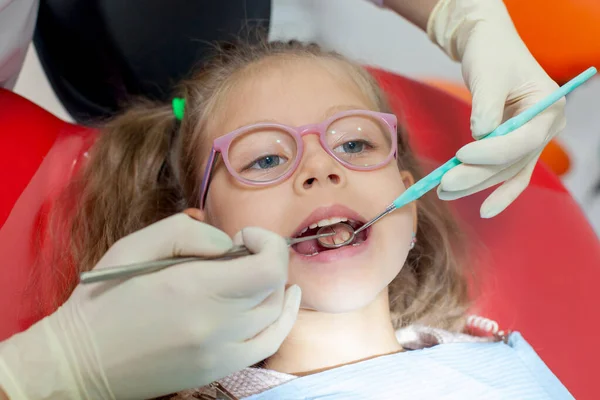 Un bambino con un dentista in uno studio dentistico . — Foto Stock