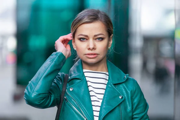 Buiten lifestyle modeportret van een prachtig brunette meisje. Wandelen op straat. Winkelen. Gekleed in een stijlvolle turquoise groene jas. Sluit maar af. Zakelijke vrouw. — Stockfoto