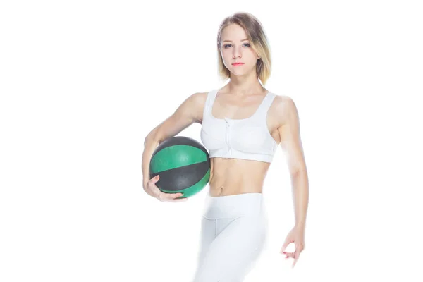 Sexy fitness meisje met een voetbal tonen haar perfecte buikspieren op witte achtergrond — Stockfoto