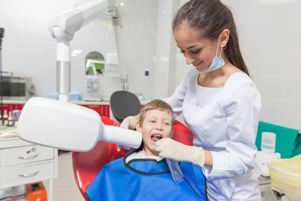 Radiografia del dentista. Un bambino con un dentista in uno studio dentistico . — Foto Stock