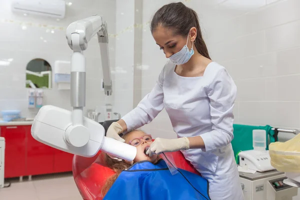 Prześwietlenie dentysty. Dziecko z dentystą w gabinecie dentystycznym. — Zdjęcie stockowe