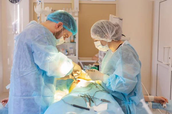 Hospital. Surgeon operates in the operating room. Surgeons perform a complex operation saving lives of victims of a terrorist attack. — Stock Photo, Image