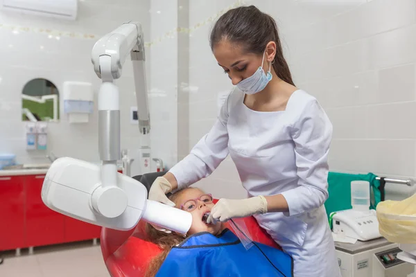 Raios-X do dentista. Uma criança com um dentista em um consultório odontológico . — Fotografia de Stock