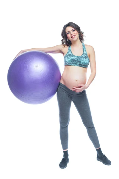 Portret van een mooie jonge zwangere vrouw oefeningen met fitball. Trainen en fitness, zwangerschaps concept. Geïsoleerde witte achtergrond. — Stockfoto