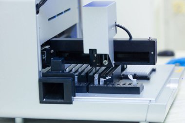 Bir grup bilim adamı ileri teknoloji kullanarak bir bilimsel laboratuvarda araştırma yapıyor..