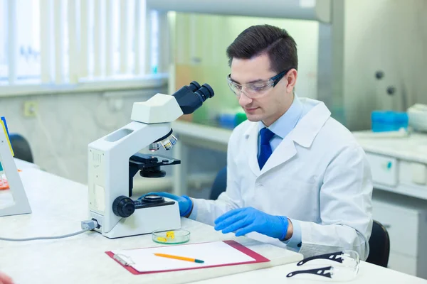 Los científicos estudian las propiedades y beneficios de los ácidos grasos omega 3 utilizando microscopio y equipo de laboratorio en un laboratorio médico. COVID-19. COVID Coronavirus —  Fotos de Stock