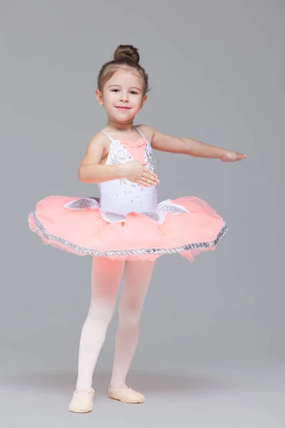 Söt söt ballerina liten flicka i rosa tutu dans praxis balett dans — Stockfoto
