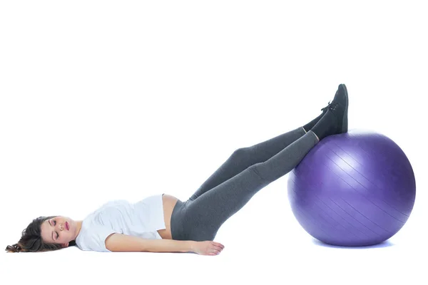 Portret van een mooie jonge zwangere vrouw oefeningen met fitball. Trainen en fitness, zwangerschaps concept. Geïsoleerde witte achtergrond. — Stockfoto