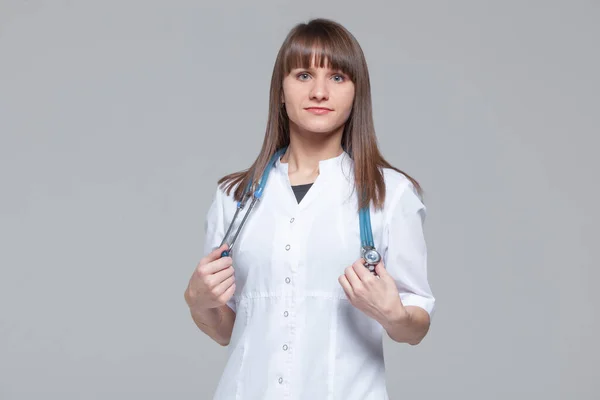 Портрет красивой женщины-врача, стоящей со стетоскопом — стоковое фото