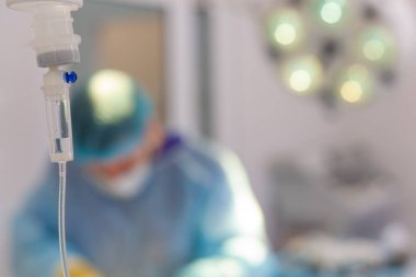 Hastanedeyiz. Cerrah ameliyathanede ameliyat yapar. Ameliyat doktorlarıyla bulanık bir geçmişi olan bir damlatıcı.