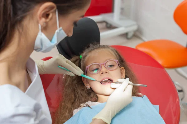 Un niño con un dentista en un consultorio dental . —  Fotos de Stock