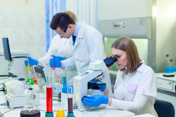 En grupp forskare bedriver forskning i ett vetenskapligt laboratorium med hjälp av avancerad teknik. COVID-19. COVID Coronavirus — Stockfoto