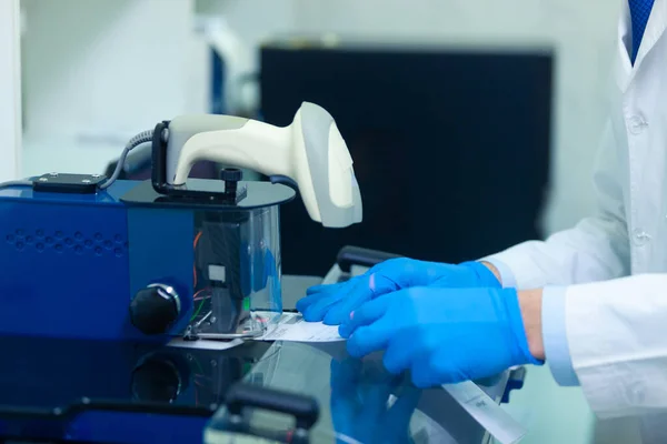 Laboratorium DNA. Ekspert umieszcza ludzką DNA w bazie danych przy użyciu zaawansowanych technologii laboratoryjnych — Zdjęcie stockowe