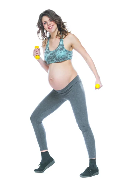 Mulher grávida treinando com halteres para permanecer ativa. Mulher grávida praticando fitness e exercício durante a gravidez Slim mulher grávida está envolvida em fitness. Fundo branco isolado . — Fotografia de Stock