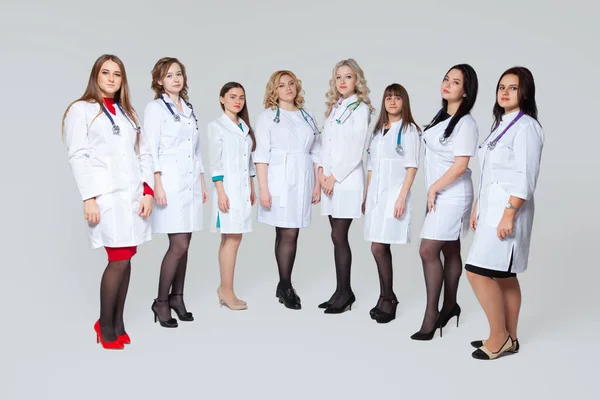 Феминизм. Полнометражный портрет успешной группы врачей, находящихся на сером фоне — стоковое фото
