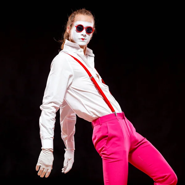 검은 배경에 고립된 남성 미라 아티스트의 사진. 현수막 과 분홍색 바지를 입은 남자가 손을 뒤로 하고 포즈를 취하고 있다. 인기와 춤, 90 년 대의 상징 — 스톡 사진