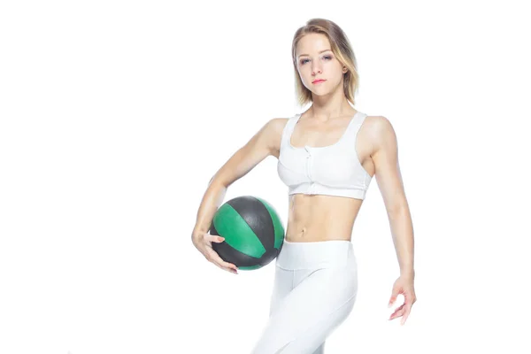 Sexy fitness meisje met een voetbal tonen haar perfecte buikspieren op witte achtergrond — Stockfoto