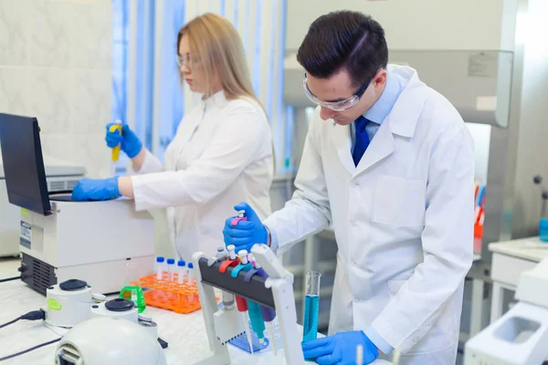 En grupp forskare bedriver forskning i ett vetenskapligt laboratorium med hjälp av avancerad teknik. COVID-19. COVID Coronavirus — Stockfoto