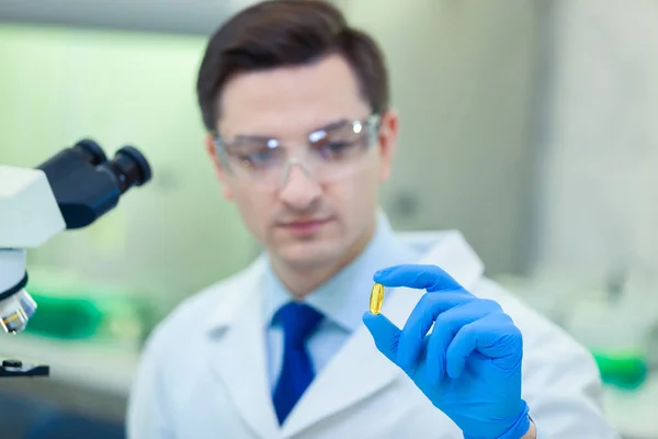 Вчений вивчає властивості та переваги омега-3 жирних кислот з використанням мікроскопа та лабораторного обладнання в медичній лабораторії. COVID-19. Коронавірус COVID — стокове фото