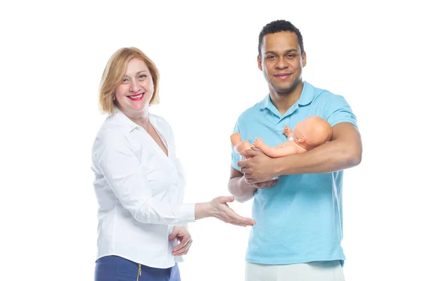 Um jovem negro está sendo treinado por um obstetra para cuidar de um feto. Aprendendo sobre o layout da criança . — Fotografia de Stock